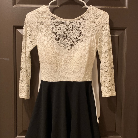 Black and White Lacey dress. - Picture 1 of 4